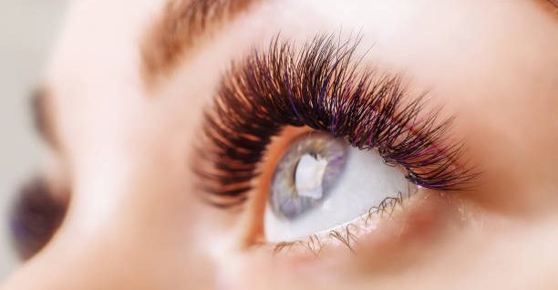 cils courbés yeux bleux mascara